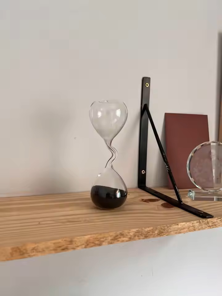 Interior Design Years Of School - นาฬิกาทรายดีไซน์โค้งสีดำ สไตล์โมเดิร์น ของตกแต่งบ้าน งานฝีมือแก้ว ของประดับตกแต่งภายในเรียบง่าย นาฬิกาทรายสวยงาม